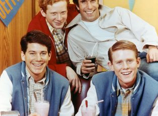 HAPPY DAYS, (clockwise from Top L), Donny Most,  Henry Winkler, Ron Howard, Anson Williams, 1974-1980. (c)Paramount. Courtesy: Everett Collection