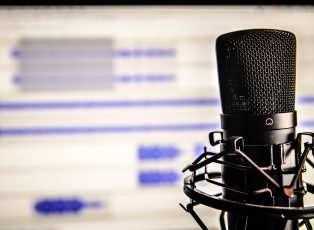 microphone-338481_1920